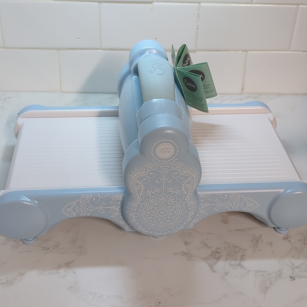 SIZZIX BIG SHOT CUTTING MACHINE - Picture 2 of 5